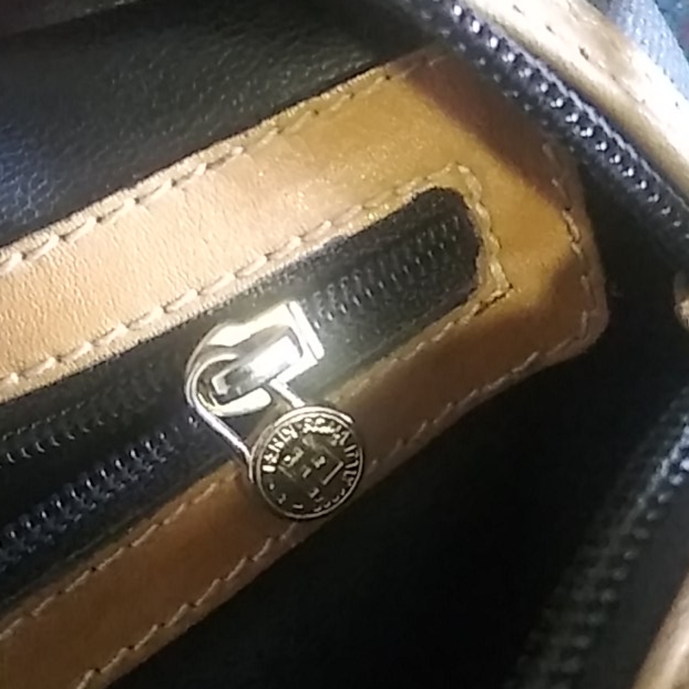 💕Authentic Fendi Vintage Stripe Crossbody. - Picture 6 of 12